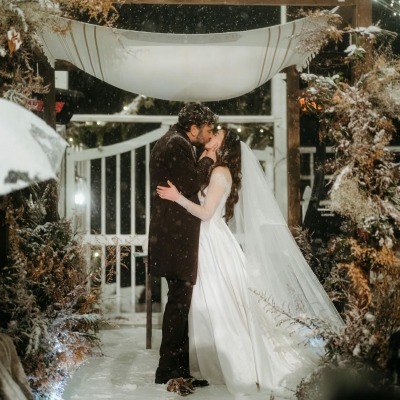 Josh Radnor and Jordana Jacobs shared an intimate wedding kiss.